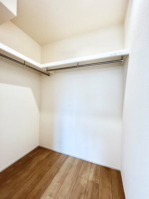 ���̑��@�����`Walk-in Closet�`�@�K�v�Ȃ��̂�R�[�f�B�l�[�g���ꗗ���Ċm�F�ł��A�g�x�x�⏀�����Z���ԂōςރE�H�[�N�C���N���[�[�b�g��ݒu���܂����B�Ƃ̒�����������Ƃ�����֗��Ȏ��[�X�y�[�X�ł��B