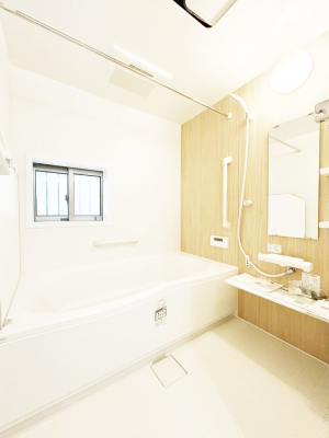 �����@�����`Bath Room�`�@�������������͋C�̗����Ŗ����Ɍ����ă��t���b�V���B���������@�\���t���Ă���̂ŗׂ̐���@�u����Ő􂢏オ�������󕨂��A�J�̓����V�C���C�ɂ������������邱�Ƃ��\�ł��B
