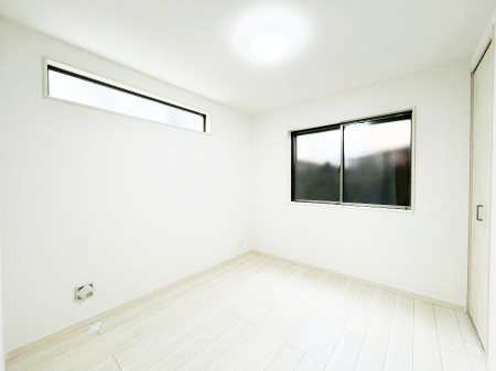 �q�������@�����`Bed Room�`�@�q�������͂��q�l�ɂƂ��đ�Ϗd�Ȗ���������܂��B�q����l�ŉ߂�����Ԃ�^���邱�ƂŁA�h���׋����Ԃ����R�Ƒ����܂����畔���̕Еt����|���Ȃǂ��������ƂɌq����܂��B