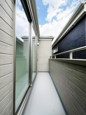 �o���R�j�[�@�����`Balcony�`�@�傫�ȋ�Ɉ͂܂ꂽ�C�����̂����ƁB�o���R�j�[��`�������ň��|�I�ȊJ�����ɕ�܂�܂��B�o���R�j�[�͗z���������݂��z�c����󕨂��C�����悭�������Ƃ��ł��܂��B