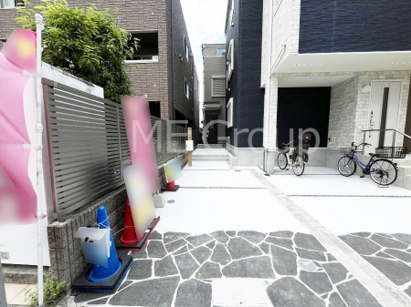 ���n�O�ώʐ^�@�O�ρ`Exterior�`�@JR�����E�������u����v�w�k��9���E�����{���u��������v�w�k��7���I�w�߂̗��֐��ƖL���Ȏ��R�����󂷂�Z���̂��ƁA�ʂ�L���ȉ��K�ȕ�炵�͉Ƒ����Ί�ɂ��Ă��ꂻ���ł��B