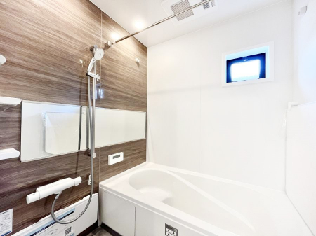 �����@�������P�������`Bath Room�`�@���t���̃o�X���[���́A�̌������薾�邭�C�����̗ǂ���Ԃł��B�������邱�ƂŁA���C�����ǍD�B������芰����o�X���[���ŁA�����̃o�X�^�C�����y���݂ɂȂ肻���ł��B