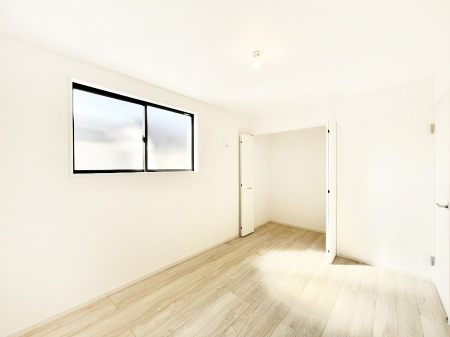 �q�������@�������P�������`Bed Room�`�@�q�������͂��q�l�ɂƂ��đ�Ϗd�Ȗ���������܂��B�q����l�ŉ߂�����Ԃ�^���邱�ƂŁA�h���׋����Ԃ����R�Ƒ����܂����畔���̕Еt����|���Ȃǂ��������ƂɌq����܂��B