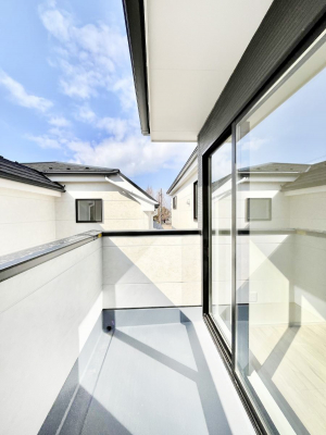 �o���R�j�[�@�������P�������`Balcony�`�@������̃o���R�j�[�̑O�ɂ͉_�ȊO�ɑ��z���Ղ���̂�����܂���B�����󕨂������₷���A����薾�邭�C�����̂������������Ă��܂��B�Ƒ��S�����̐��󕨂���C�Ɋ����܂��B