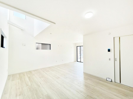 ���r���O�@�������P�������`Living�`�@�Ƒ��̐H����c���̂ق��A�q�ǂ���V�΂�����A�F�l���������肷��LDK�͏Z�܂��̒��S�B�����ԉ߂����ꏊ������A���̋�Ԃ͏Z�܂��S�̂̋��S�n�����E���܂��B