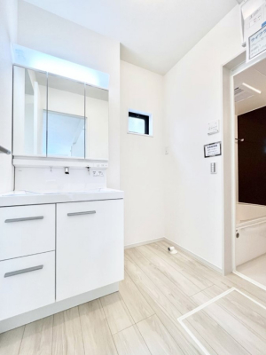 ���̑��@�����`Dressing Room�`  ����������F�����œ��ꂳ��Ă���ƁA�X�b�L���Ɛ�������ۂ������܂��B  ���̗��ɂ͂����Ղ�Ǝ��[�X�y�[�X��W�������I  �����́A�V���v�����@�\�����d�����āB