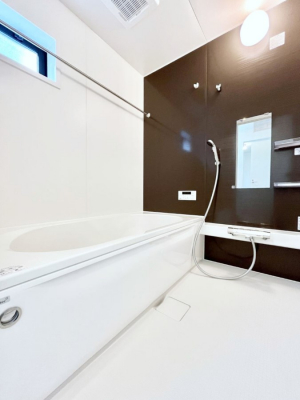 �����@�����`Bath Room�`�@�������������͋C�̗����Ŗ����Ɍ����ă��t���b�V���B���������@�\���t���Ă���̂ŗׂ̐���@�u����Ő􂢏オ�������󕨂��A�J�̓����V�C���C�ɂ������������邱�Ƃ��\�ł��B