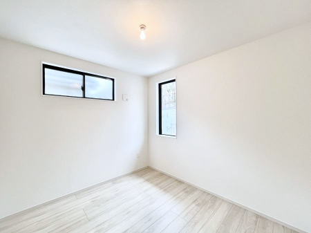 �q�������@�����`Bed Room�`�@�q�������͂��q�l�ɂƂ��đ�Ϗd�Ȗ���������܂��B�q����l�ŉ߂�����Ԃ�^���邱�ƂŁA�h���׋����Ԃ����R�Ƒ����܂����畔���̕Еt����|���Ȃǂ��������ƂɌq����܂��B