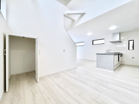 ���̑����ρ@���r���O���[�B�����Ɏ��[������ƕ����W�܂�LDK���X�b�L���Еt�������ł��ˁB  