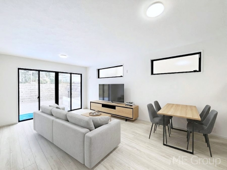 ���r���O�@�����`Living�`�@�Ƒ��̉�b��Ί炪�s���������r���O�ł��B�q���������Ă�p�����Ȃ���A�傫�ȃ\�t�@��_�C�j���O�e�[�u���ł������H���������肭�났�����􂻂�Ȗ������������Ԃł��I���Ƌ��CG�ł�