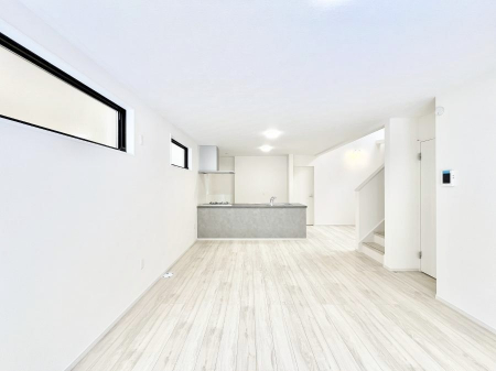 ���̑����ρ@�����`Living�`�@�Ƒ��̐H����c���̂ق��A�q�ǂ���V�΂�����A�F�l���������肷��LDK�͏Z�܂��̒��S�B�����ԉ߂����ꏊ������A���̋�Ԃ͏Z�܂��S�̂̋��S�n�����E���܂��B