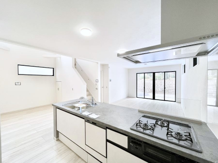 �L�b�`���@�����`Kitchen�`�@��b���e�ރ��r���O�A�������������Ȃ�L�b�`���B�Ƃ́A�������������ł͂Ȃ��A��炵��������A���K�ɂ���ꏊ�B�Ί�̖����A���炬�̓��X�̂��߂ɁA�ŐV�̐ݔ��E�d�l���̗p�B