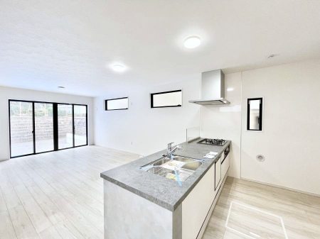 �L�b�`���@�����`Kitchen�`  ���r���O�����n����J�E���^�[�L�b�`���B  ���������Ȃ���Ƒ��ƃR�~���j�P�[�V�������Ƃ�邾���łȂ��A�傫�ȊJ���������邱�Ƃ��ł��܂��B  ���q�l�̐����������邱�Ƃ��ł��܂��ˁI