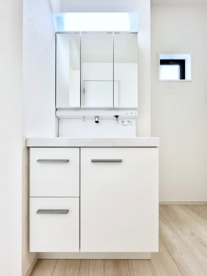 ���ʑ�E���ʏ��@�����`Dressing Room�`�@�Â��Ȃ肪���Ȑ��ʏ�����������ƍ̌��Ɗ��C���\�Ȃ̂ŋC�����悭���g�������܂��B�O�ʋ��^�C�v�̐��ʑ�͋������[�ŎU�炩�肪���Ȑ��ʏ����X�b�L����