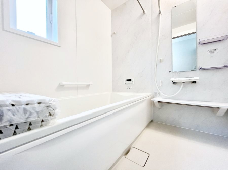 �����@�������P�������`Bath Room�`�@���t���̃o�X���[���́A�̌������薾�邭�C�����̗ǂ���Ԃł��B�������邱�ƂŁA���C�����ǍD�B������芰����o�X���[���ŁA�����̃o�X�^�C�����y���݂ɂȂ肻���ł��B