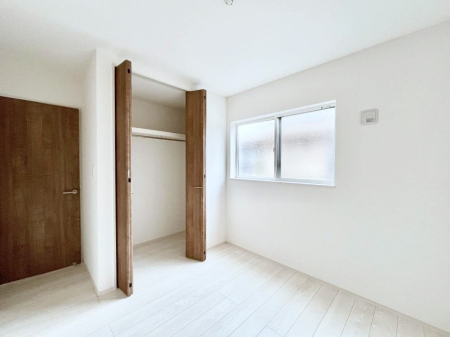 �q�������@�������P�������`Bed Room�`�@�q�������͂��q�l�ɂƂ��đ�Ϗd�Ȗ���������܂��B�q����l�ŉ߂�����Ԃ�^���邱�ƂŁA�h���׋����Ԃ����R�Ƒ����܂����畔���̕Еt����|���Ȃǂ��������ƂɌq����܂��B