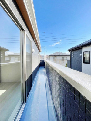 �o���R�j�[�@�������P�������`Balcony�`�@�傫�ȋ�Ɉ͂܂ꂽ�C�����̂����ƁB�o���R�j�[��`�������ň��|�I�ȊJ�����ɕ�܂�܂��B�o���R�j�[�͗z���������݂��z�c����󕨂��C�����悭�������Ƃ��ł��܂��B