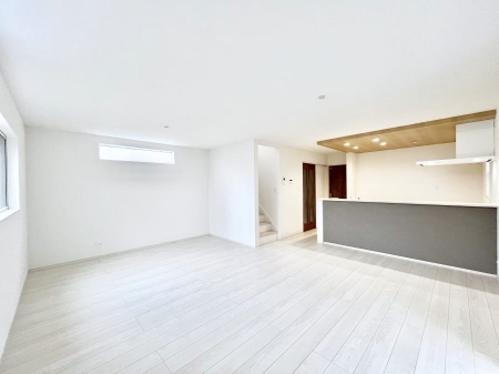 ���r���O�@�������P�������`Living�`�@�����ɂ݂͂�Ȃ��W���A�H���Ɗy������b���n�܂�B�b�ɖ����ɂȂ肷���āA��������Y��锼�߂��ɂȂ��Ă��܂��B����ȑ��̊Ԃ̍K�������������Ă����ꏊ�ł��肽���B