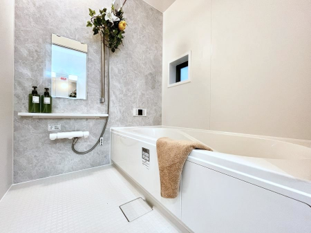 �����@������B�������`Bath Room�`�@����L�΂��ē������邱�Ƃ��\�I����̔�������M�d�ȃo�X�^�C���ł��B���q�l�Ƃ��ꏏ�ł��\���ȍL���Ȃ̂ŁA���r���O�Ƃ͈�����Ƒ��c�R�̂ЂƎ������y���݂��������܂��B