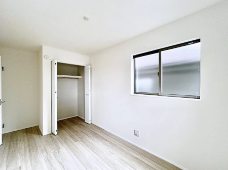 �q�������@������B�������`Bed Room�`�@�q�������͂��q�l�ɂƂ��đ�Ϗd�Ȗ���������܂��B�q����l�ŉ߂�����Ԃ�^���邱�ƂŁA�h���׋����Ԃ����R�Ƒ����܂����畔���̕Еt����|���Ȃǂ��������ƂɌq����܂��B