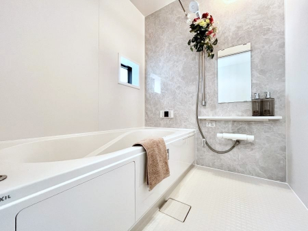 �����@������C�������`Bath Room�`�@����L�΂��ē������邱�Ƃ��\�I����̔�������M�d�ȃo�X�^�C���ł��B���q�l�Ƃ��ꏏ�ł��\���ȍL���Ȃ̂ŁA���r���O�Ƃ͈�����Ƒ��c�R�̂ЂƎ������y���݂��������܂��B