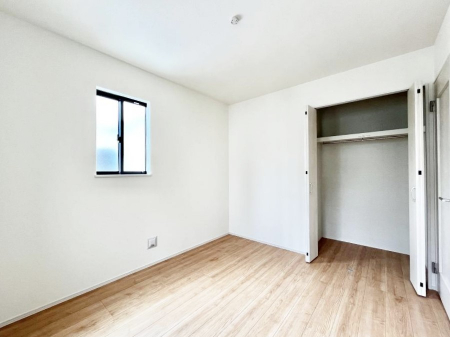 �q�������@������C�������`Bed Room�`�@�q�������͂��q�l�ɂƂ��đ�Ϗd�Ȗ���������܂��B�q����l�ŉ߂�����Ԃ�^���邱�ƂŁA�h���׋����Ԃ����R�Ƒ����܂����畔���̕Еt����|���Ȃǂ��������ƂɌq����܂��B