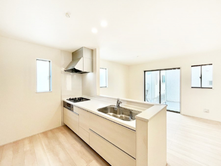 �L�b�`���@���r���O�ŗV�Ԃ��q�l�������Ȃ��炨�������ł���ΖʃL�b�`���B  