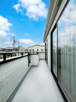 �o���R�j�[�@������A�������`Balcony�`  �傫�ȋ�Ɉ͂܂ꂽ�C�����̂����ƁB  �o���R�j�[��`�������ň��|�I�ȊJ�����ɕ�܂�܂��B  �o���R�j�[�͗z���������݂��z�c����󕨂��C�����悭�������Ƃ��ł��܂��B