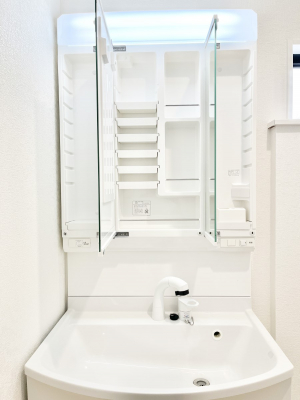 ���̑����ρ@�O�ʋ��̗��ɁA���ϕi��q���p�i�Ȃǂ����[�\�B���ʑ����������ƕۂ��܂��I