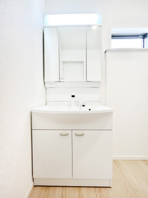 ���ʑ�E���ʏ��@�X�^�C�����O�ɕ֗��ȎO�ʋ��A�~���[�L���r�l�b�g�ōׂ������X�b�L��