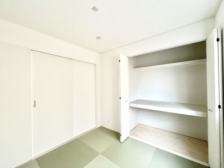 ���̑����ρ@�������P�������`Japanese Room�`�@LDK�אڂ̘a���́A�A�C���������Ȃǉ��l�̉Ǝ��X�y�[�X�Ƃ��āA�܂������Ȃ��q�l�̂��邲�ƒ�ł͂����Q�₨�ނւ��̏�Ƃ��Ă����p���������܂��B