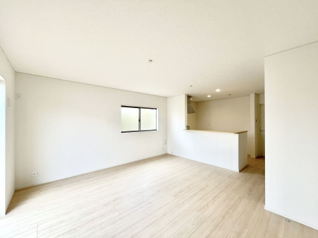 ���r���O�@�������P�������`Living�`�@�Ƒ��̐H����c���̂ق��A�q�ǂ���V�΂�����A�F�l���������肷��LDK�͏Z�܂��̒��S�B�����ԉ߂����ꏊ������A���̋�Ԃ͏Z�܂��S�̂̋��S�n�����E���܂��B