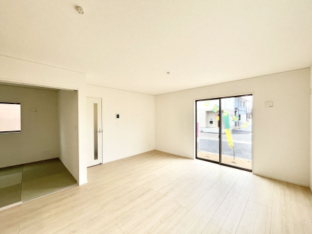 ���̑����ρ@�������P�������`Living�`�@�O���̗��Ȃ��V���v���ł�������LDK�B�傫�ȑ�������������������ނ̂Ŏ��������邭�A�Ƒ��̌e���̏�Ƃ��ăs�b�^���ł��B�J�����Ɠ�������̗ǂ��𐥔񂲗����������I