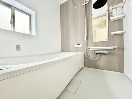 �����@�������Q�������`Bath Room�`�@����L�΂��ē������邱�Ƃ��\�I����̔�������M�d�ȃo�X�^�C���ł��B���q�l�Ƃ��ꏏ�ł��\���ȍL���Ȃ̂ŁA���r���O�Ƃ͈�����Ƒ��c�R�̂ЂƎ������y���݂��������܂��B