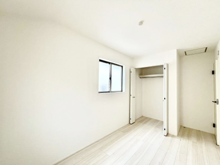 �Q���@�������Q�������`Bed Room�`  �S�����ɂ͎��[�N���[�[�b�g�������I���i�g���̂��m���⏬���͂������A�G�ߕ��̂��m���Ȃǂ���������Ɛ������ڂ����܂������܂��B  ������Ԃ��L���g�p�ł��܂��ˁB