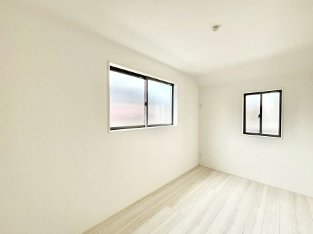 �q�������@�������Q�������`Bed Room�`�@�q�������͂��q�l�ɂƂ��đ�Ϗd�Ȗ���������܂��B�q����l�ŉ߂�����Ԃ�^���邱�ƂŁA�h���׋����Ԃ����R�Ƒ����܂����畔���̕Еt����|���Ȃǂ��������ƂɌq����܂��B