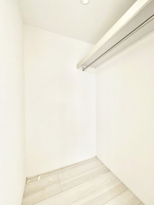 ���̑��@�������Q�������`Walk-in Closet�`�@��������̗m���������Ă��V���ɂȂ�ɂ����E�H�[�N�C���N���[�[�b�g�B�m���ȊO�ɂ��A���i�g��Ȃ��Ɠd��X�[�c�P�[�X�A�X�g�b�N�i�Ȃǉ��ł��Еt����������Ԃł��B