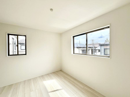 �q�������@�������P�������`Bed Room�`�@�q�������͂��q�l�ɂƂ��đ�Ϗd�Ȗ���������܂��B�q����l�ŉ߂�����Ԃ�^���邱�ƂŁA�h���׋����Ԃ����R�Ƒ����܂����畔���̕Еt����|���Ȃǂ��������ƂɌq����܂��B