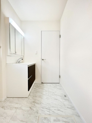 ���̑��@������A�������`Dressing Room�`�@���邭����������p�E�_�[���[���B�����g���ꏊ�����炱���A���K�ȋ�ԂƂȂ��Ă���܂��B�V�����v�[�h���b�T�[���̗p���Ă���܂��̂ŁA���V��������y�ɏo���܂��B