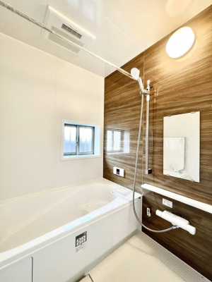 �����@������A�������`Bath Room�`�@����L�΂��ē������邱�Ƃ��\�I����̔�������M�d�ȃo�X�^�C���ł��B���q�l�Ƃ��ꏏ�ł��\���ȍL���Ȃ̂ŁA���r���O�Ƃ͈�����Ƒ��c�R�̂ЂƎ������y���݂��������܂��B