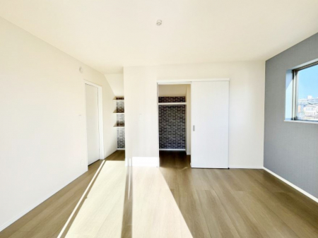 �Q���@������A�������`Bed Room�`�@�u��������������l�v�Ƃ��v�w�ł�����肭�낰��Q���B�����̉Ǝ��₨�d���ɔ�ꂽ���̓t�J�t�J�̃x�b�g�Ŗ�����Ă��������B�e���r��{�I�������Ă����K�ȍL����������