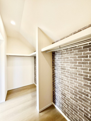 ���̑��@������A�������`Walk-in Closet�`�@��������̗m���������Ă��V���ɂȂ�ɂ����E�H�[�N�C���N���[�[�b�g�B�m���ȊO�ɂ��A���i�g��Ȃ��Ɠd��X�[�c�P�[�X�A�X�g�b�N�i�Ȃǉ��ł��Еt����������Ԃł��B