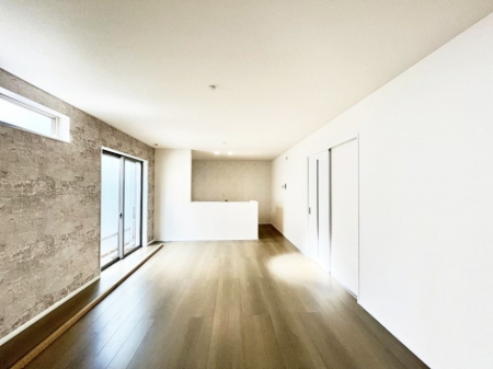 ���r���O�@������A�������`Living�`�@�Ƒ��̈�̊�����������L�X�Ƃ����X�y�[�X�B�Ƒ��Ɖ߂������Ԃ��؂ɂ�����Ƀs�b�^���̂�Ƃ�̏Z��Ԃł��B���q�l���������Ă����S���Č����܂��B