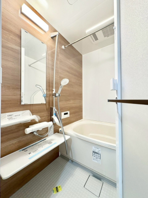 �����@�����`Bath Room�`�@�������������͋C�̗����Ŗ����Ɍ����ă��t���b�V���B���������@�\���t���Ă���̂ŗׂ̐���@�u����Ő􂢏オ�������󕨂��A�J�̓����V�C���C�ɂ������������邱�Ƃ��\�ł��B