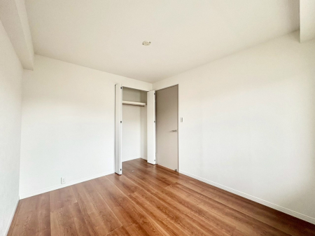 �q�������@�����`Bed Room�`�@�q�������͂��q�l�ɂƂ��đ�Ϗd�Ȗ���������܂��B�q����l�ŉ߂�����Ԃ�^���邱�ƂŁA�h���׋����Ԃ����R�Ƒ����܂����畔���̕Еt����|���Ȃǂ��������ƂɌq����܂��B