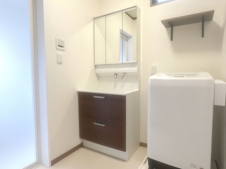 ���ʑ�E���ʏ��@�����`Dressing Room�`�@�\���ȑ傫���̐��ʑ�͎��[�����鎖�Ȃ���A�g�����Ȃ݃`�F�b�N�⎕�����ȂǁA���̍Q�����������Ԃł��z�e�����C�N�ȃX�y�[�X�ŗ]�T�Ƃ�Ƃ�������Ē����܂��B