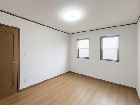 ���̑����ρ@�����`Bed Room�`�@�؂̉����肪�₳�����t���[�����O�͈��炬�������炷�v���C�x�[�g��ԁB����߂̃t���[�����O�ł��̂ŁA�ǎ��Ƃ��}�b�`���A���������X�ɍL�������Ă������ʂ��B