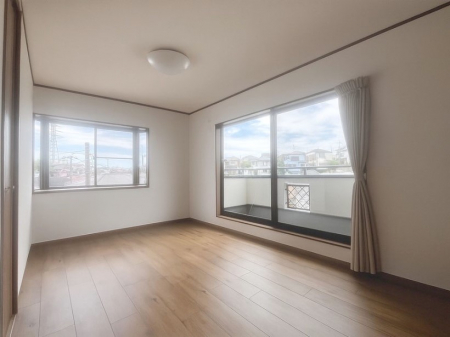 �Q���@�����`Bed Room�`�@2�ʍ̌����m�ۂ������邢�����́A���ʂ����ǂ��A��ϋ��S�n�̗ǂ���ԂƂȂ��Ă���܂��B�u�₩�ȕ��������ċN���钩�́A���K�����̎n�܂�ɁI���������ʕ����ƂĂ��ǂ��Z�܂���