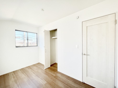 ���̑����ρ@������B�������`Bed Room�`  �S�����ɂ͎��[�N���[�[�b�g�������I���i�g���̂��m���⏬���͂������A�G�ߕ��̂��m���Ȃǂ���������Ɛ������ڂ����܂������܂��B  ������Ԃ��L���g�p�ł��܂��ˁB