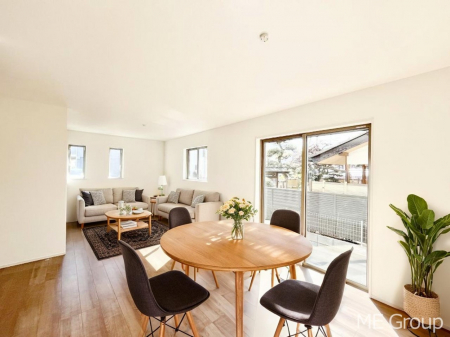 ���r���O�@������B�������`Living�`�@�Ƒ��̐H����c���̂ق��A�q�ǂ���V�΂�����A�F�l���������肷��LDK�͏Z�܂��̒��S�B�����ԉ߂����ꏊ������A���̋�Ԃ͏Z�܂��S�̂̋��S�n�����E���܂��B ���Ƌ��CG�ł�